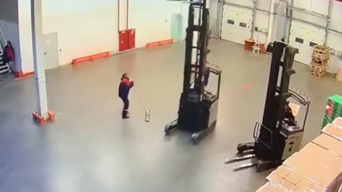 En dus ook hierom de lepels van je vorkheftruck gewoon naar beneden tijdens het rijden