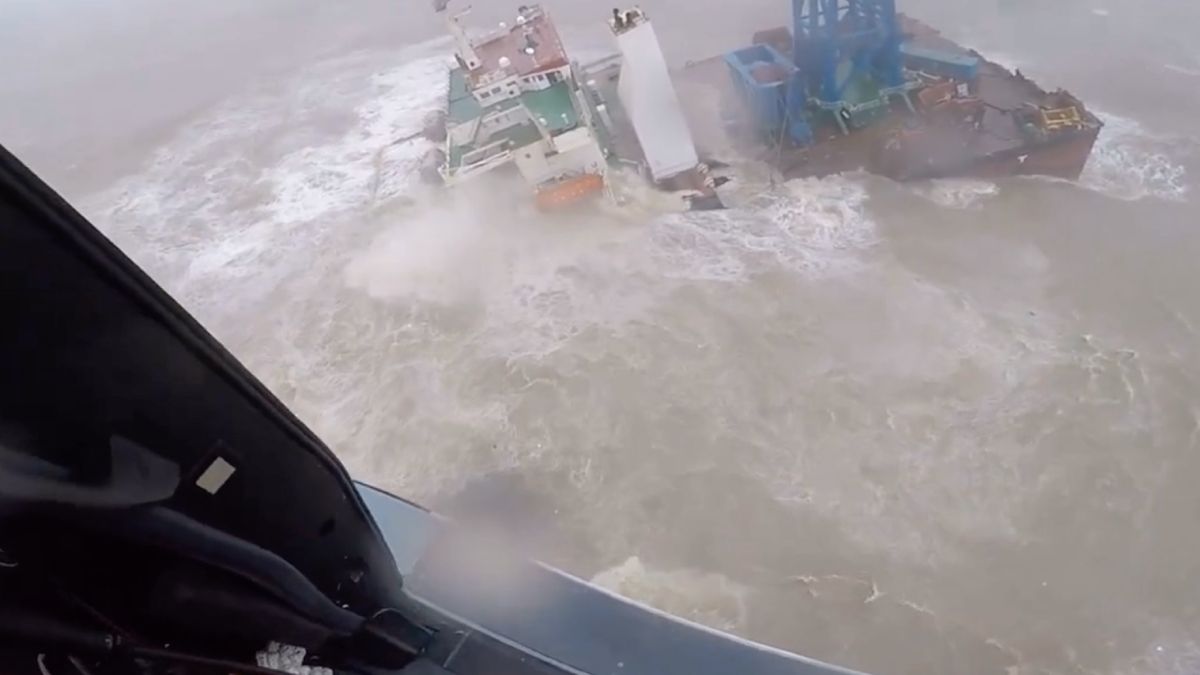 Reddingsactie na gebroken schip voor de kust van Hong Kong