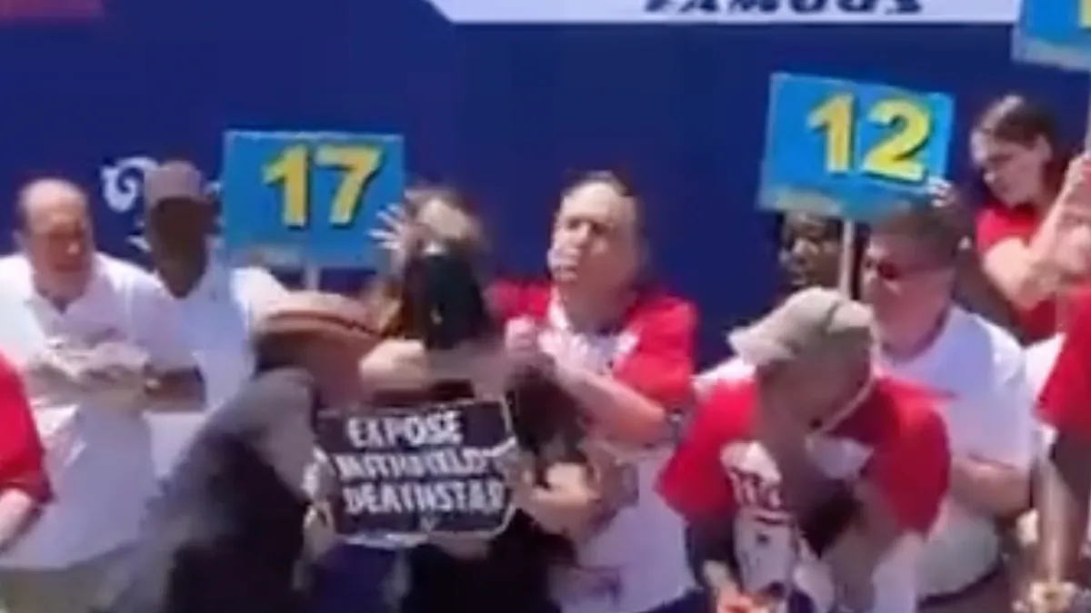 Kampioen Joey Chestnut had geen tijd voor actievoerder tijdens Nathan's Famous Hot Dog Eating Contest