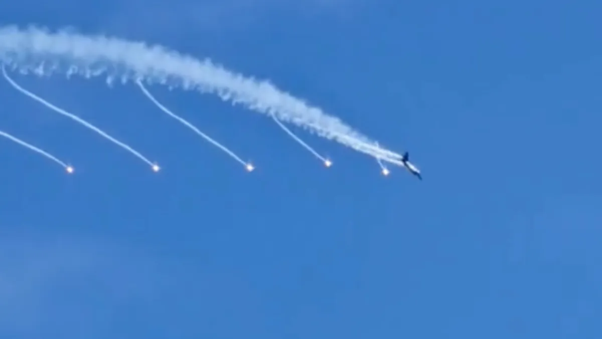 In Belgische Koksijde is luchtmacht met flares aan het flexen