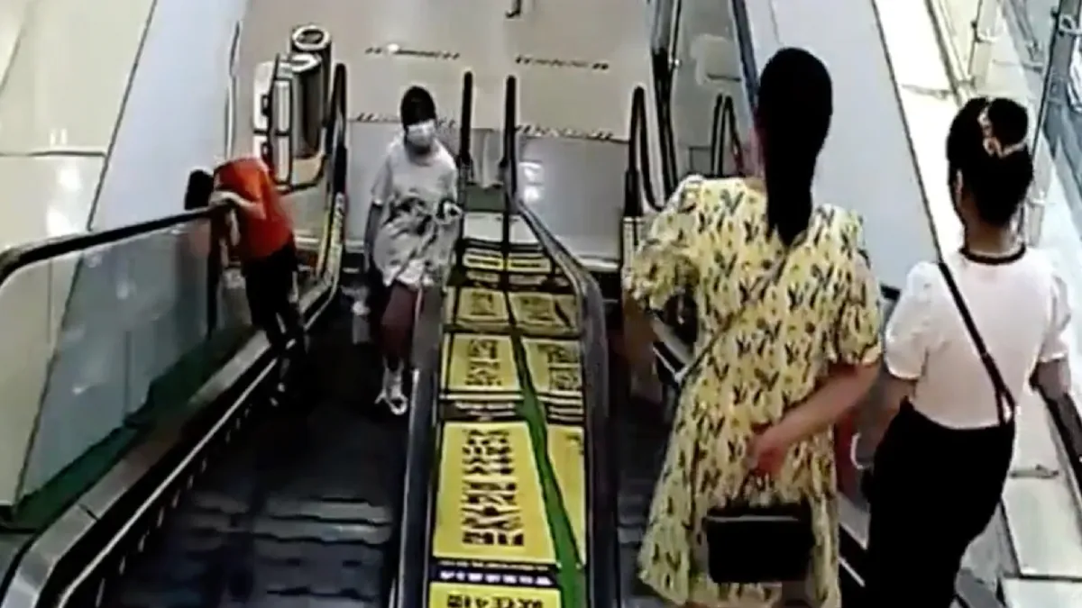 Jochie komt hartstikke vast te zitten tussen roltrap en muur in  Xinyang