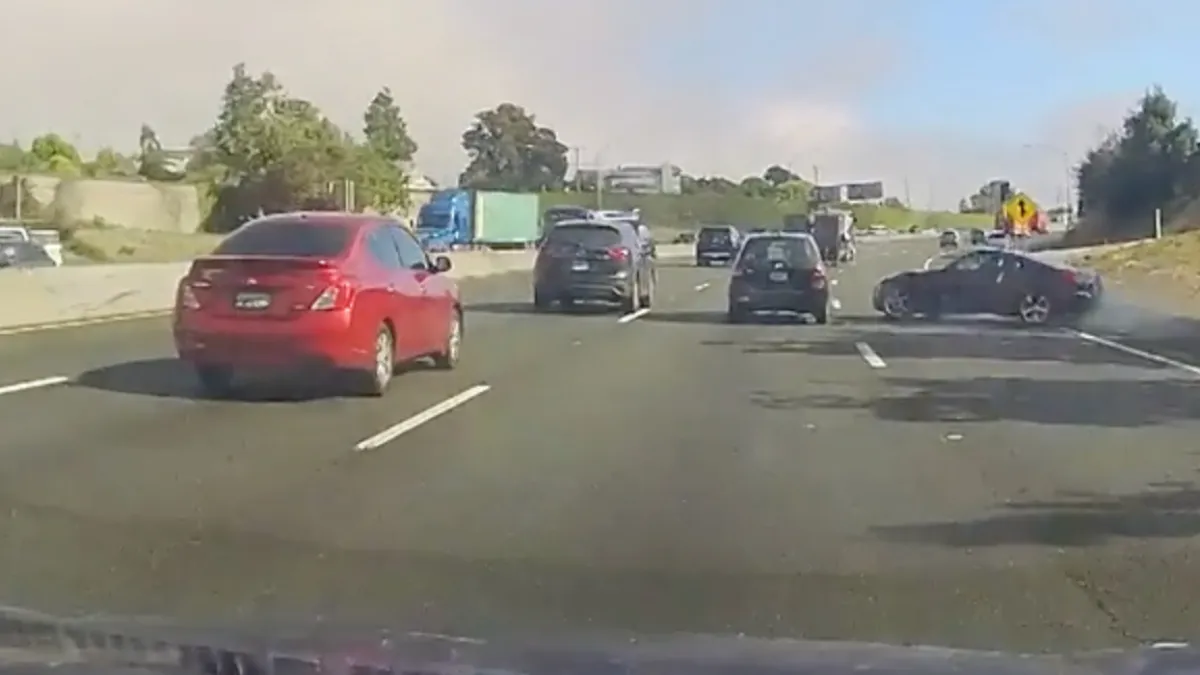 Straatrace tussen het verkeer gaat verre van goed na inhaalactie over vluchtstrook