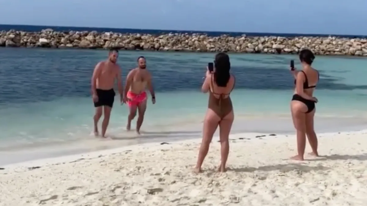 Mannen met bolle buiken draaien de influencer rollen even om