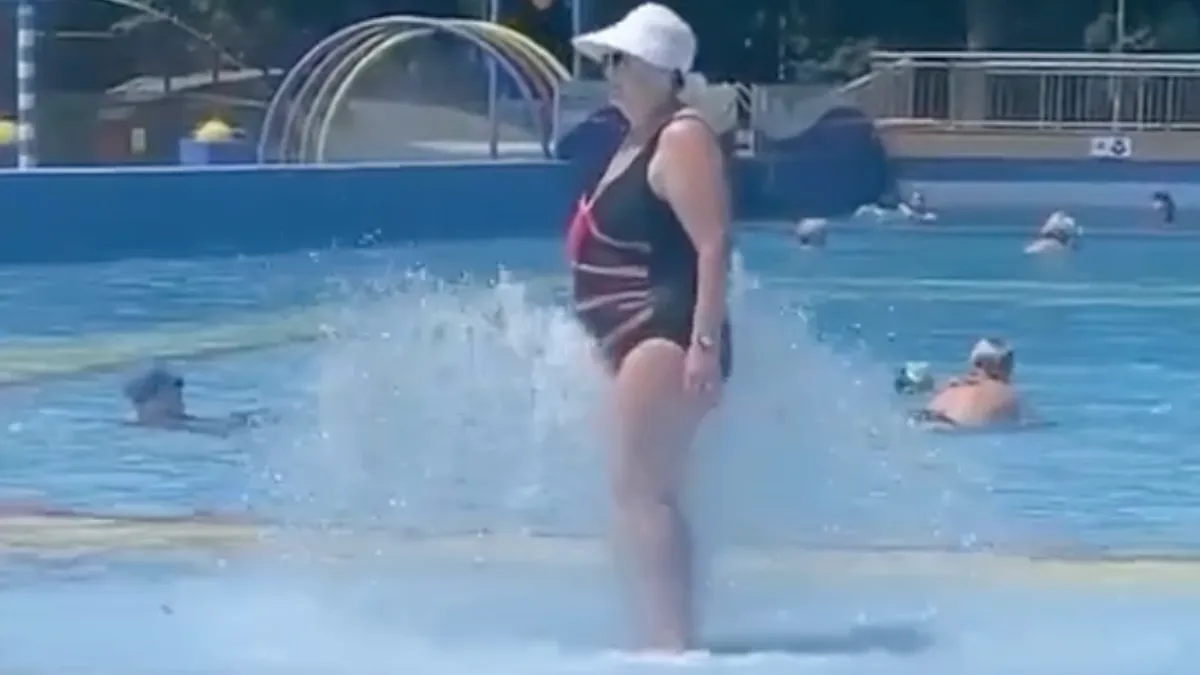 Oma’s vermaken zich prima met de fonteintjes van het zwembad