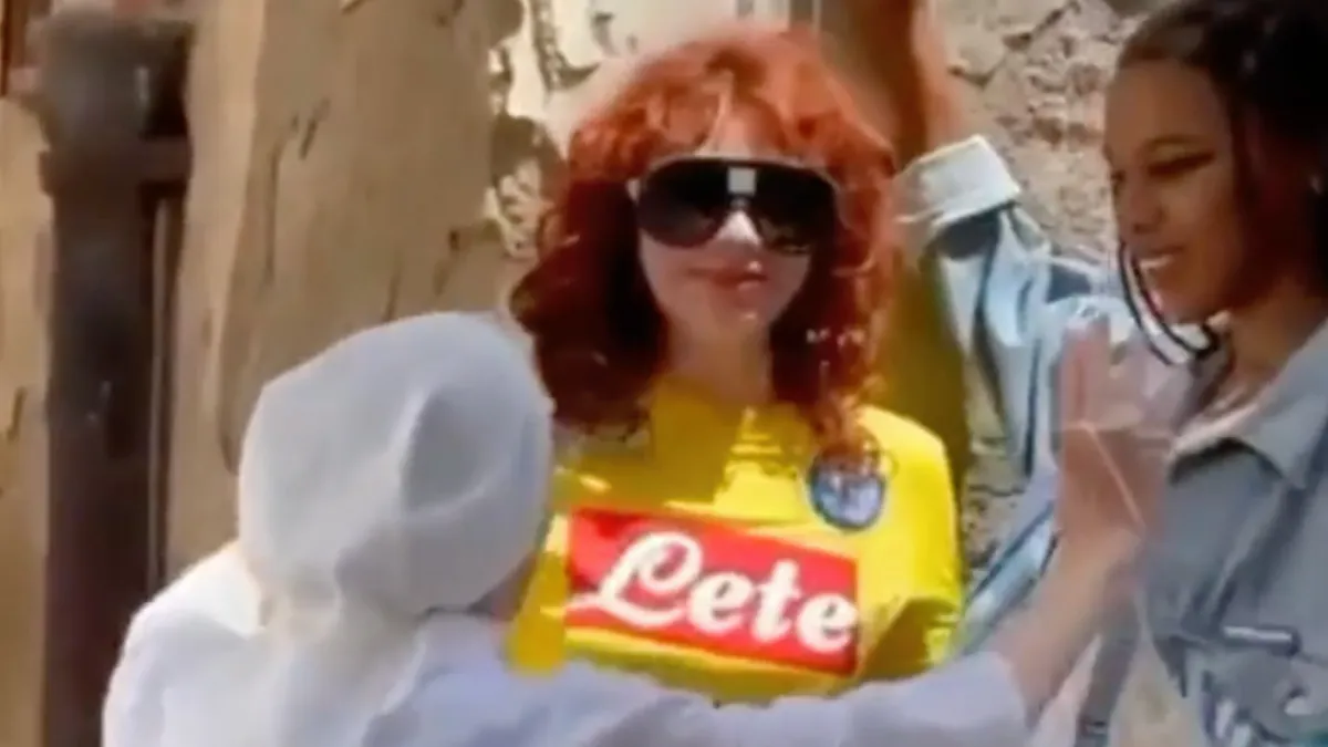 Italiaanse non haalt zoenende modellen uit elkaar in Naples