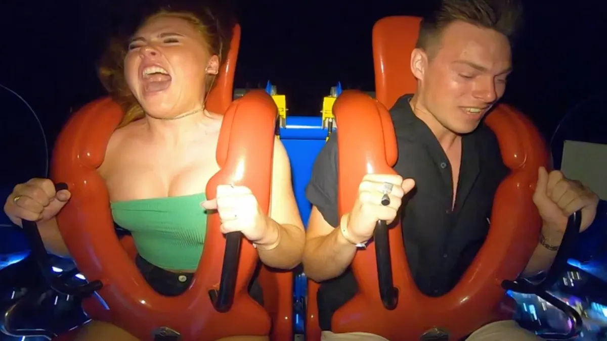 Roodharige schreeuwlelijk laat zich horen tijdens Slingshot rit
