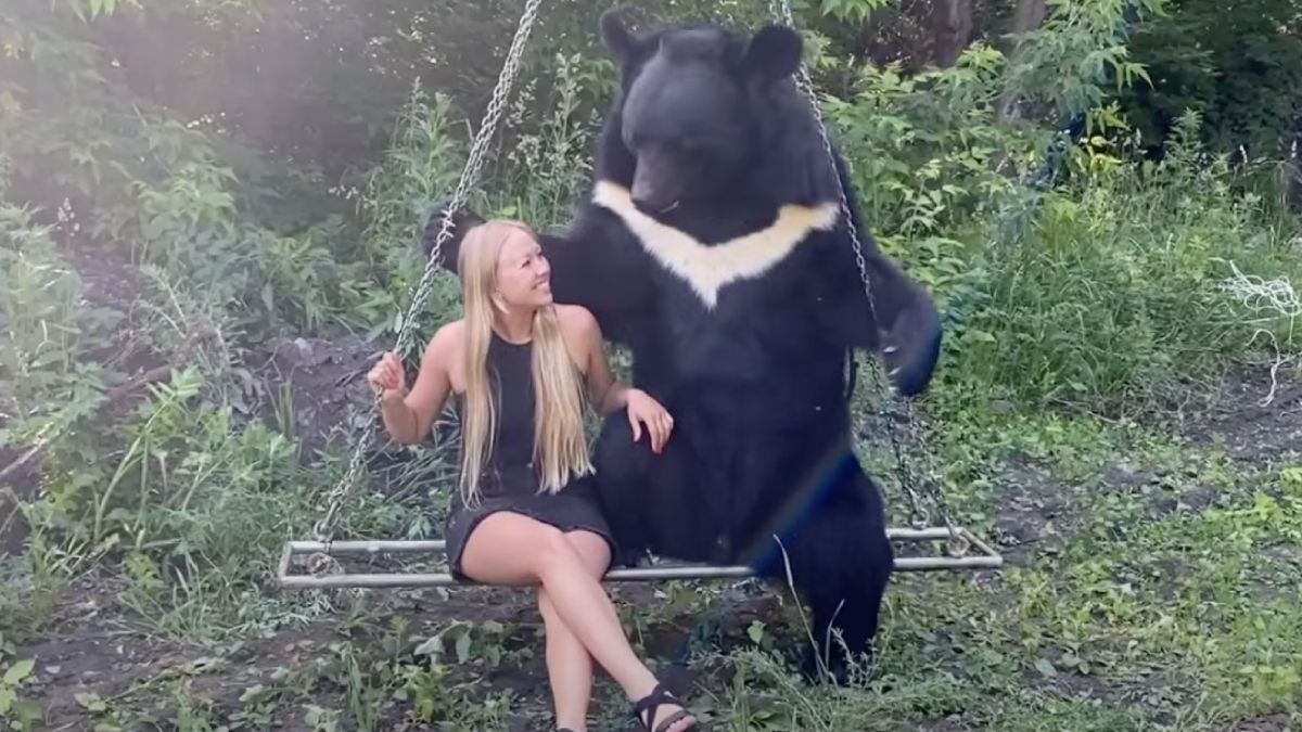 Veronika en haar beste vriend Aziatische zwarte beer Toptyzhka