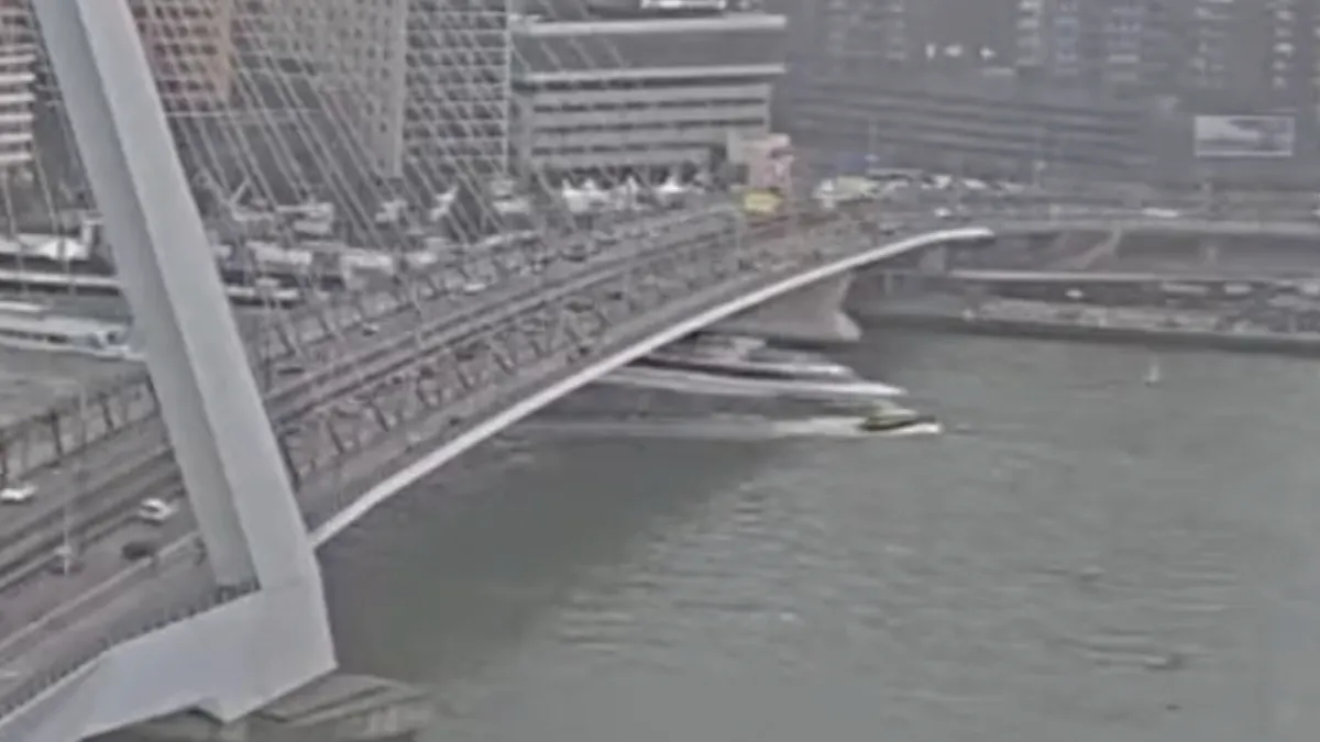 Aanvaring tussen rondvaartboot en watertaxi in Rotterdam