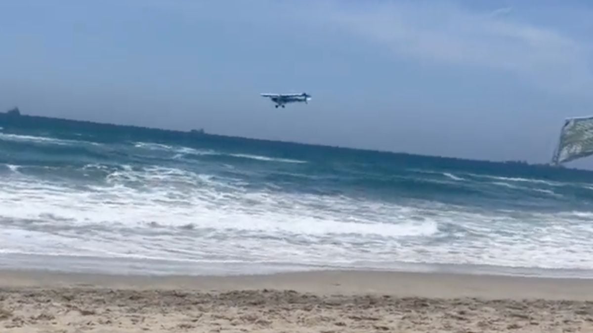 Vliegtuigje stort in zee vlak voor strandgangers in Huntington Beach