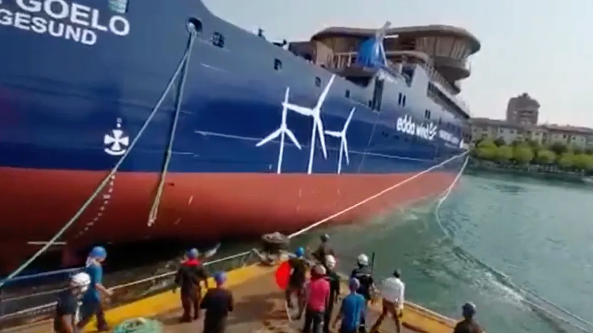 Meerpaal gaat net als schip voor het eerst het water in