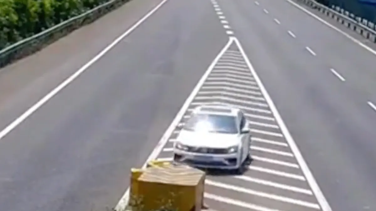 Hard crashende automobilist doet alsof hij een test dummy is