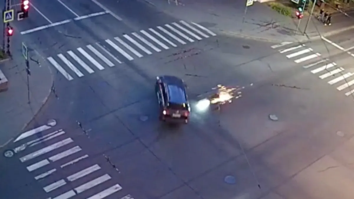 Motorrijder in Petrozavodsk liet zichzelf vallen en dat was gelijk ook zijn redding