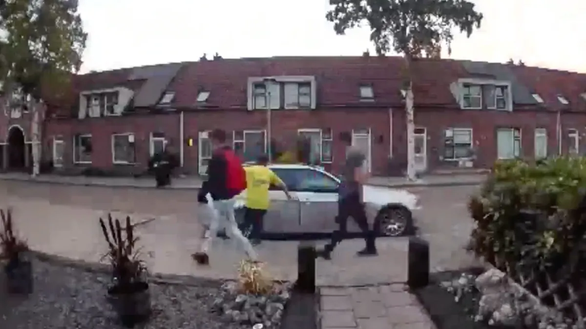 Boosmaker van de dag: Brutale gast kijkt even in auto of er wat te jatten valt