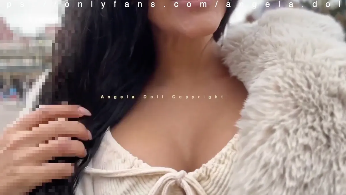 Franse pornoster Angela Doll neemt video op in Disneyland Paris: 'Ik ben op mannenjacht'