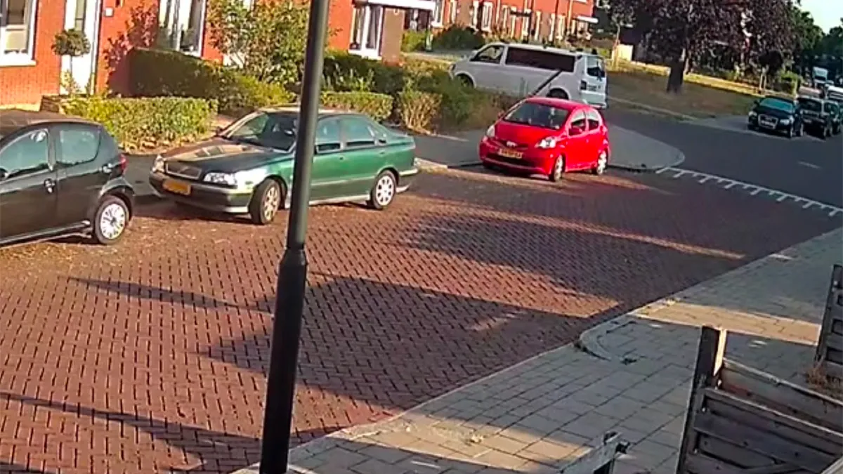 Hele brede parkeerplek in Apeldoorn Zuid is toch niet te halen uitdaging voor automobilist