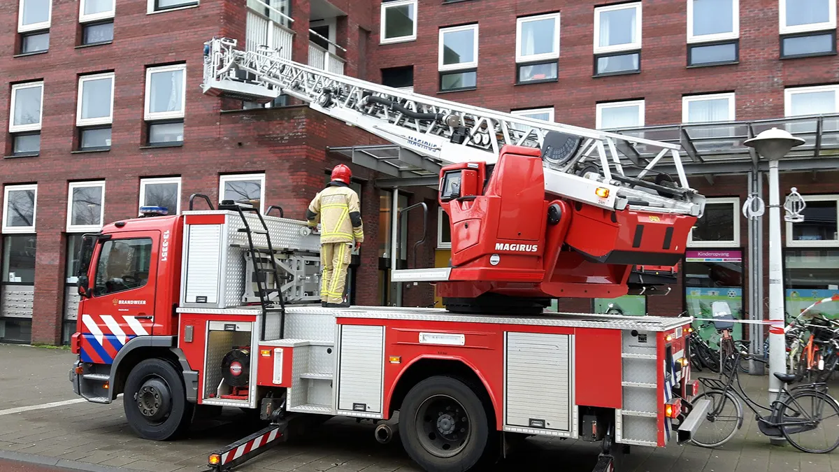 Hoogwerker brandweer gaat te hard door de bocht en kantelt onderweg naar brand