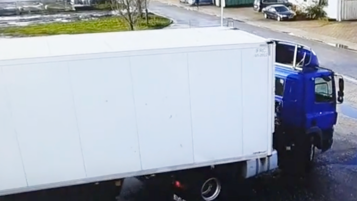 Vrachtwagenchauffeur heeft groot probleem nadat zijn oplegger omvalt