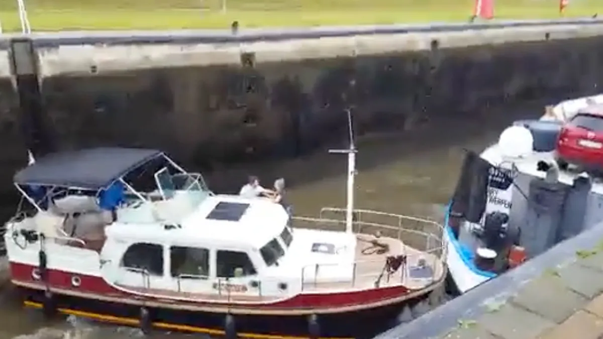 Kapitein had beter aan de wal kunnen blijven, maar probeert door sluis te varen