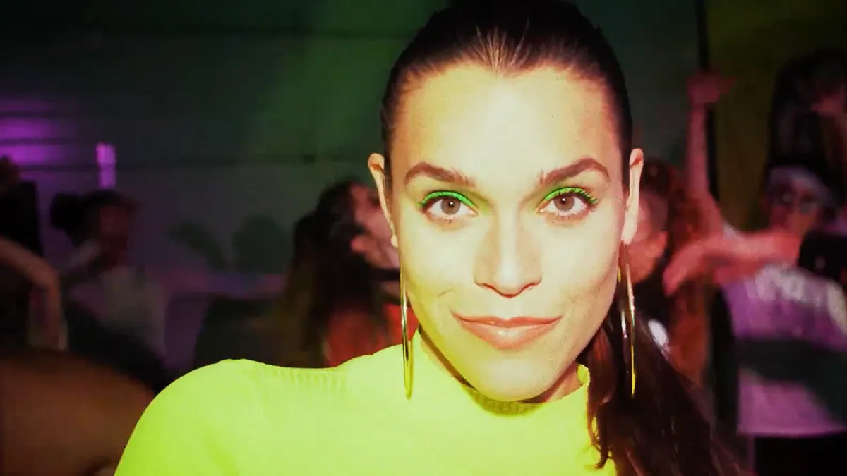 Om lekker te stuiteren: DJ Dano remix van 'Never Be Alone Again' van Mojo Fyre