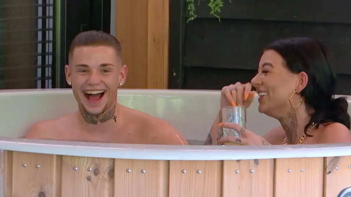 Ondertussen in Lang Leve de Liefde: Altijd spelling checken voor je tattoo neemt