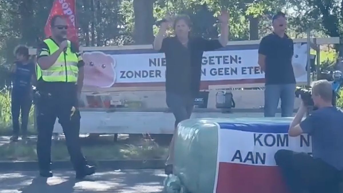 Politie zingt mee met boeren in Zwolle