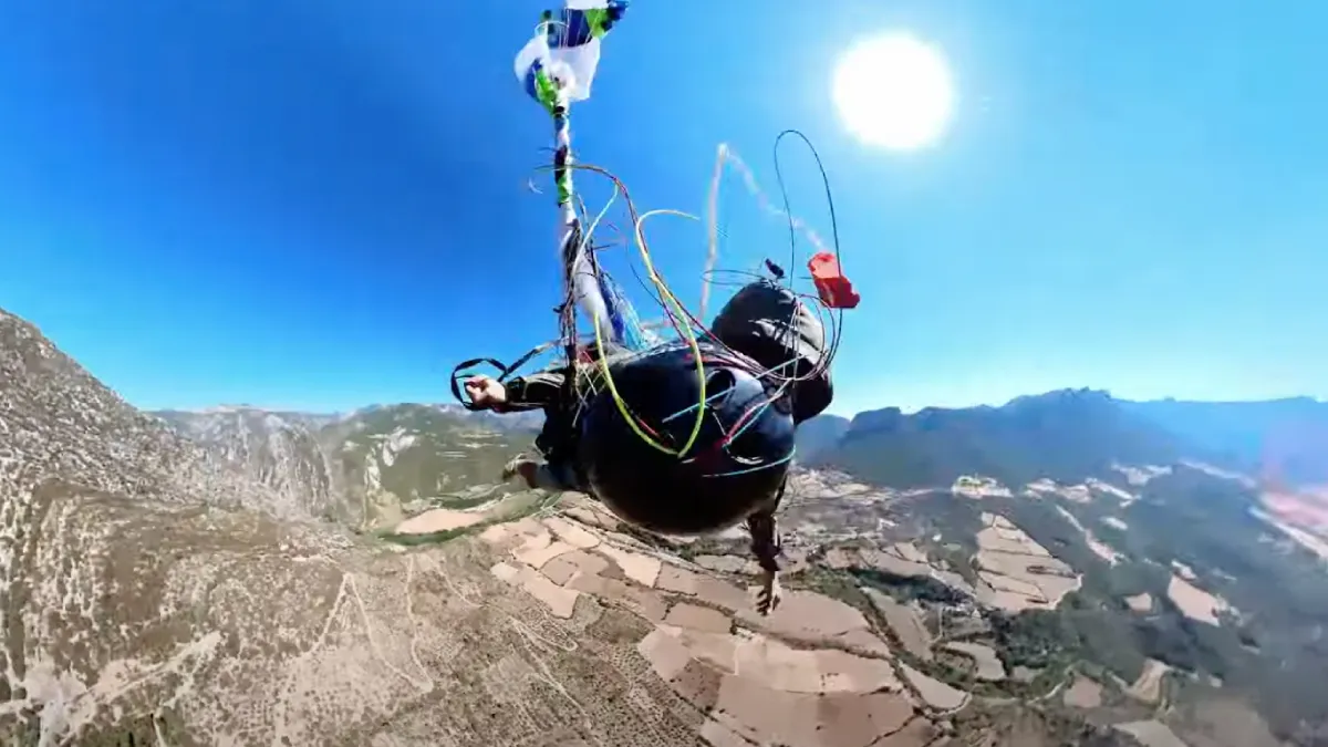 Paraglider Kevin Philipp kruipt door het oog van de naald na in de knoop geraakte parachute