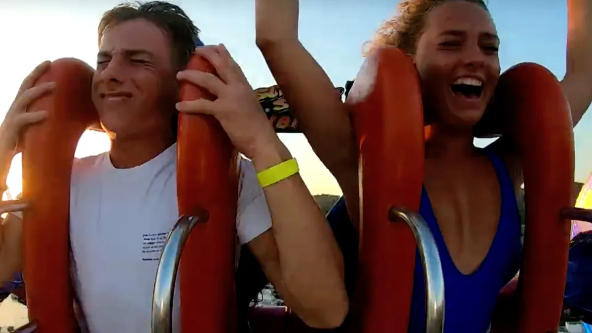 Nederlandse Lara op Ibiza laat zien hoe je Slingshot ritje moet maken