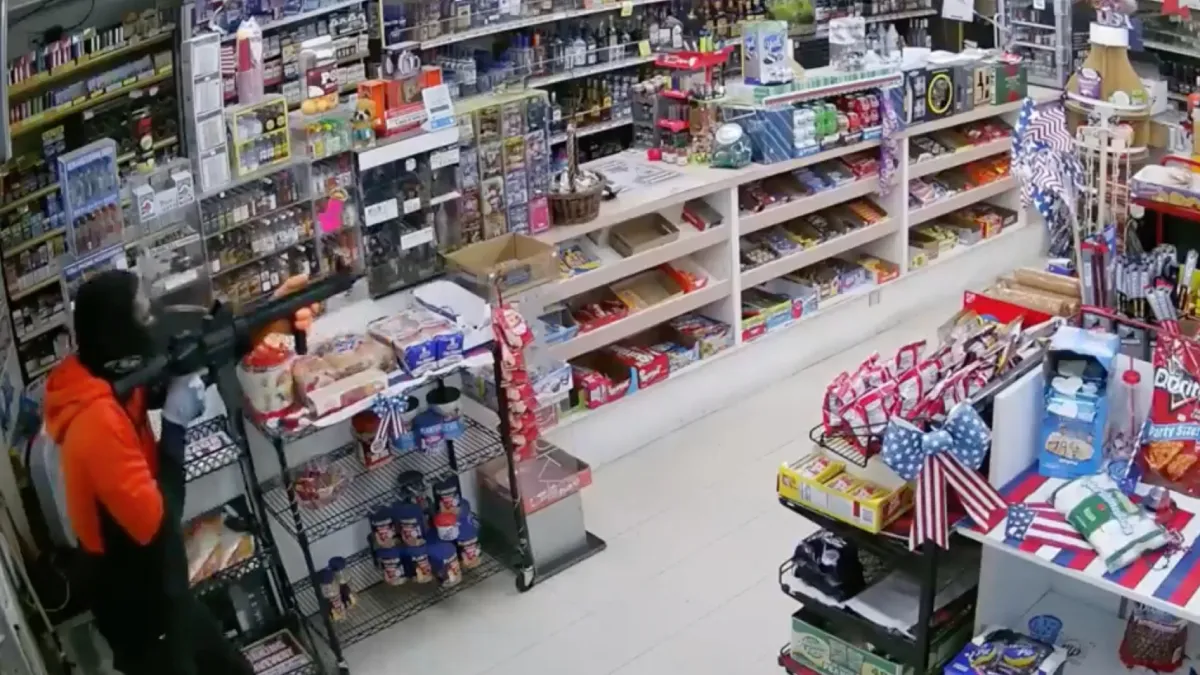 80-jarige baas verjaagt overvallers uit zijn winkel door met een shotgun te schieten