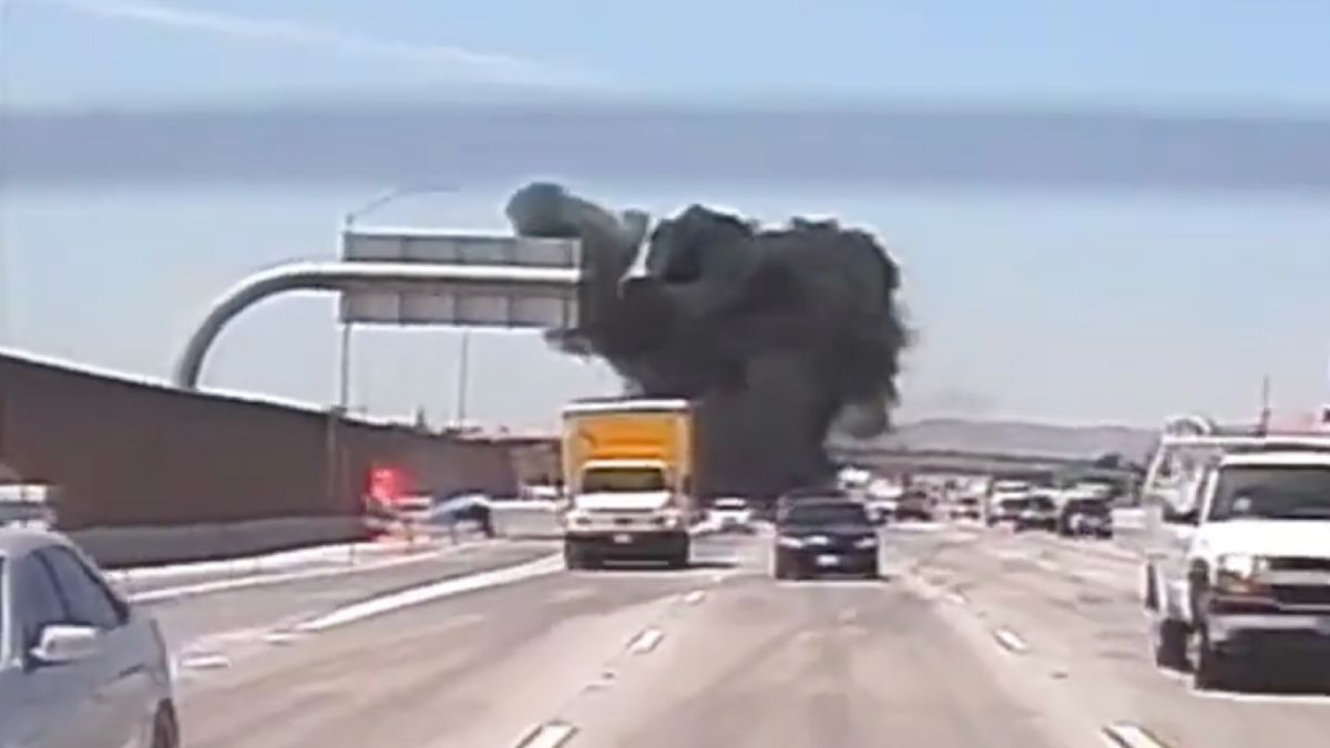 Sportvliegtuig creëert vuurbal na botsing met vrachtwagen op drukke snelweg nabij Los Angeles