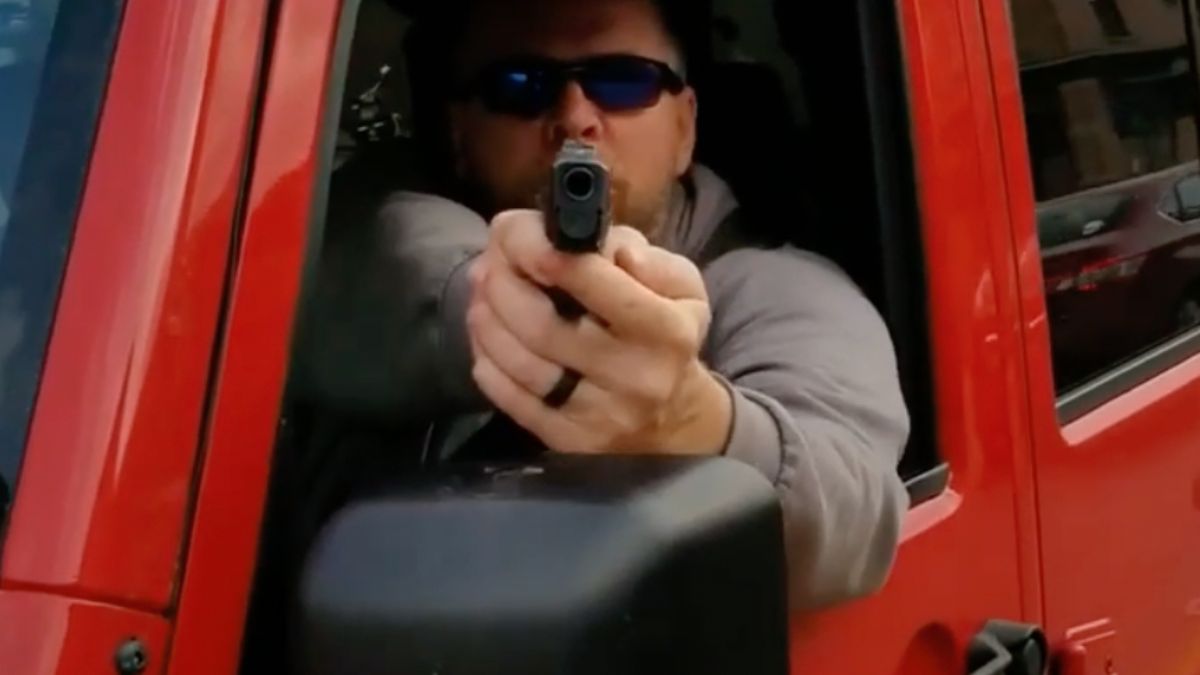 Boze bestuurder trekt vuurwapen tijdens verkeersruzie
