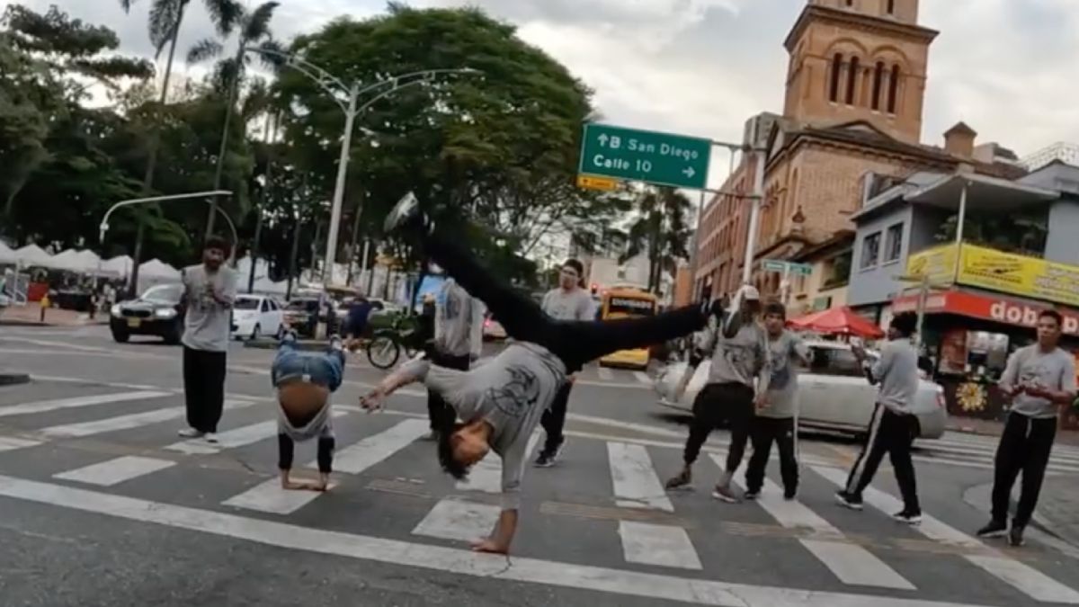Showtje tijdens het wachten voor verkeerslicht in Medellin heeft zeker wel wat