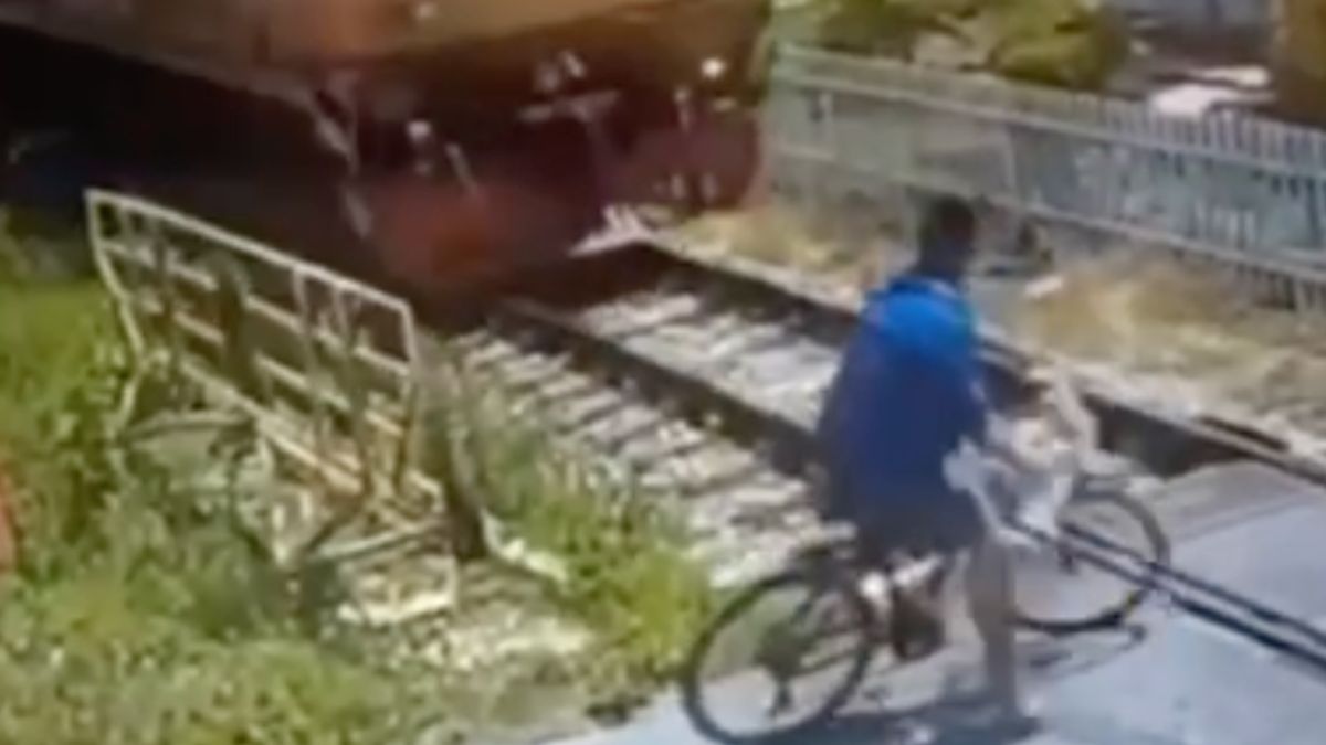 Thai ziet trein bijna over het hoofd