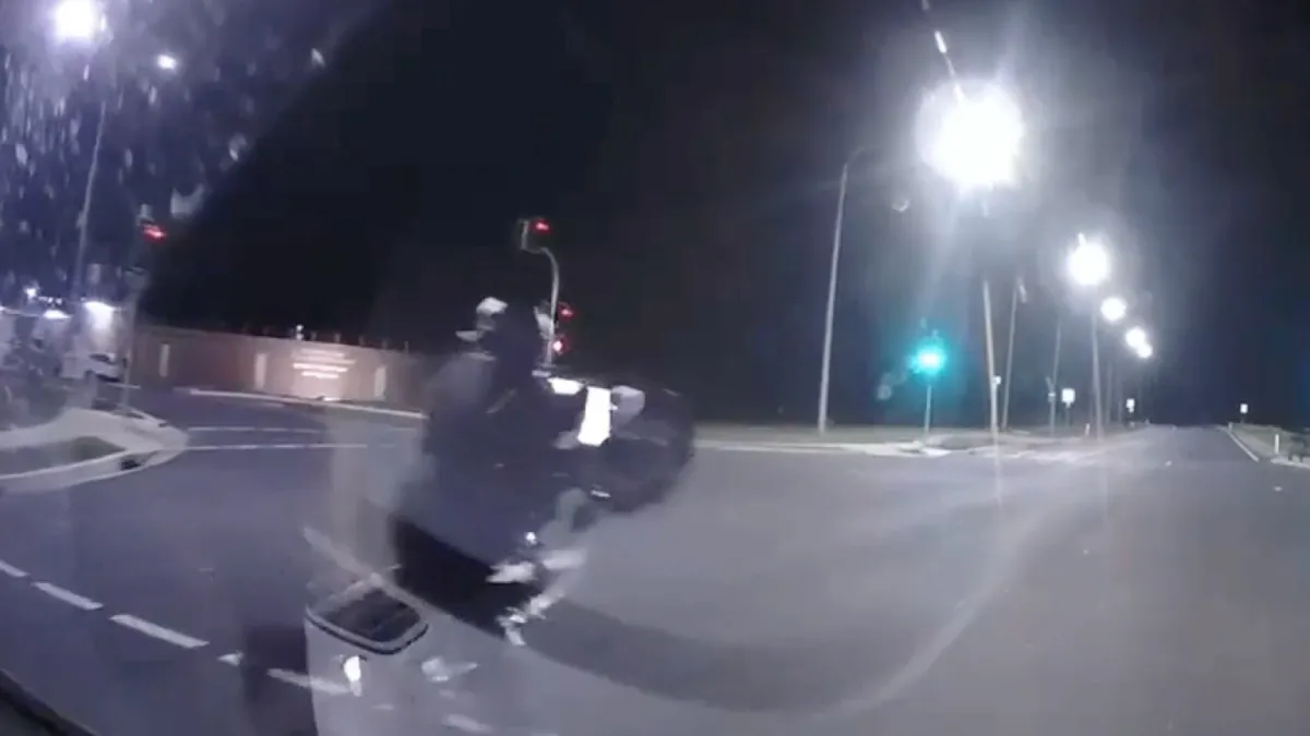 Motorrijder niet lekker weg bij het verkeerslicht