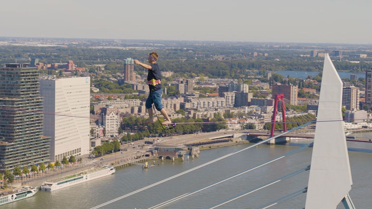 Brute beelden van slackliner Jaan Roose die loopt tussen hoogste gebouwen van Rotterdam
