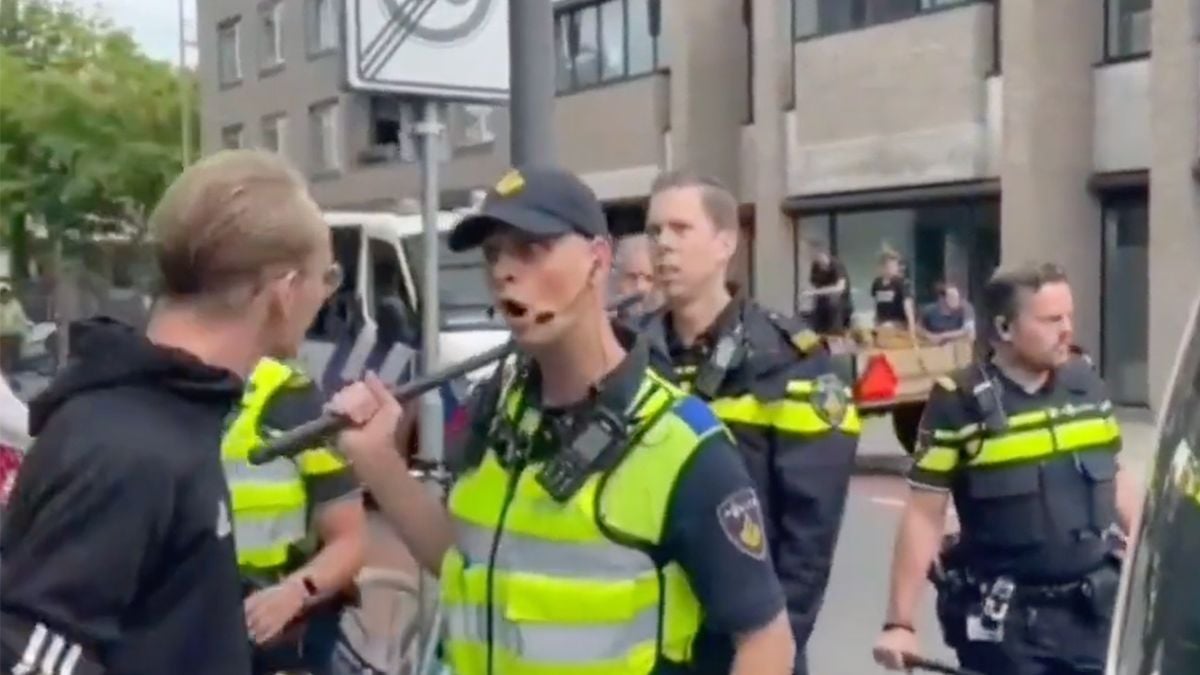 In Almelo is altijd wat te doen: Demonstranten en politie gaan met elkaar op de vuist