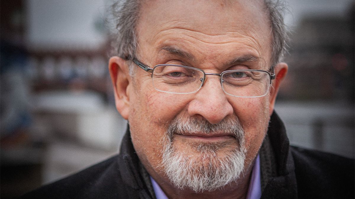 Schrijver 'De Duivelsverzen' Salman Rushdie neergestoken in New York