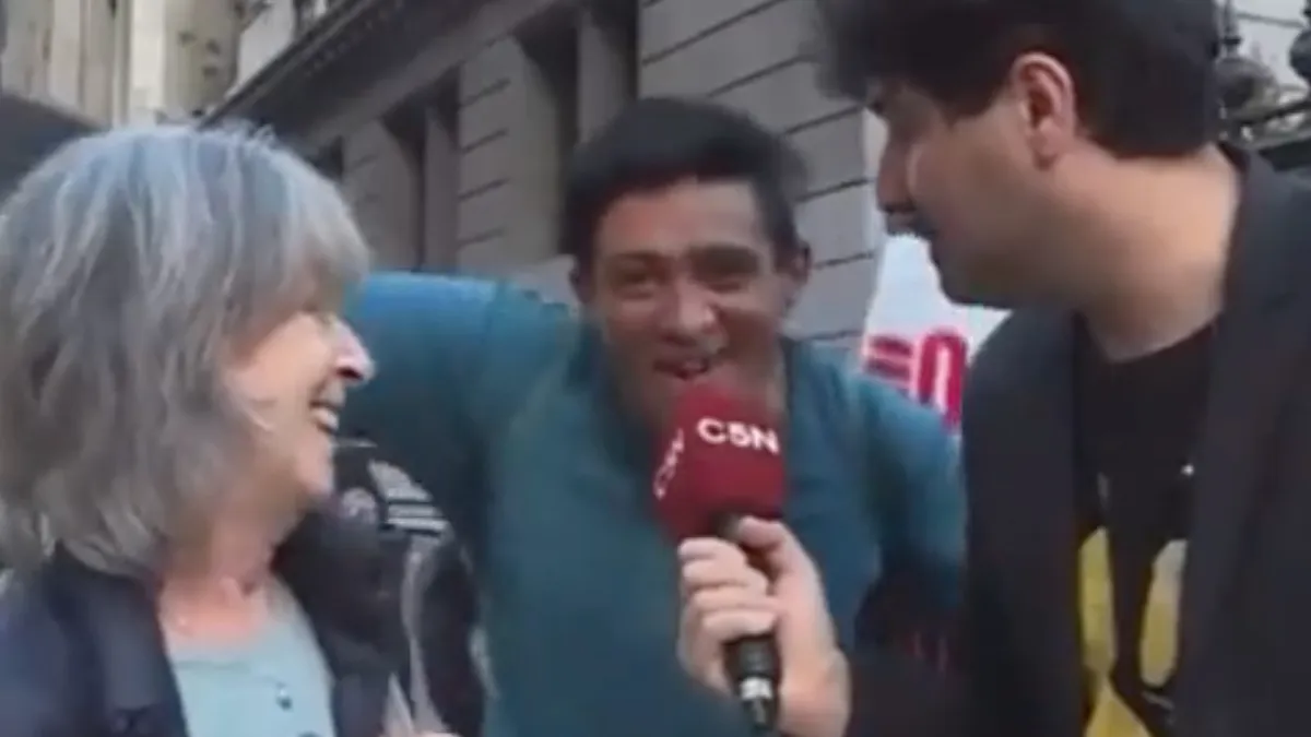 Zangtalent pakt even zijn momentje met t.A.T.u. classic