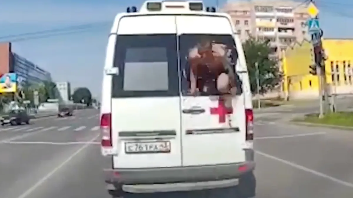 Halfnaakt ontsnappen uit ambulance die je naar psychiatrische instelling moest brengen