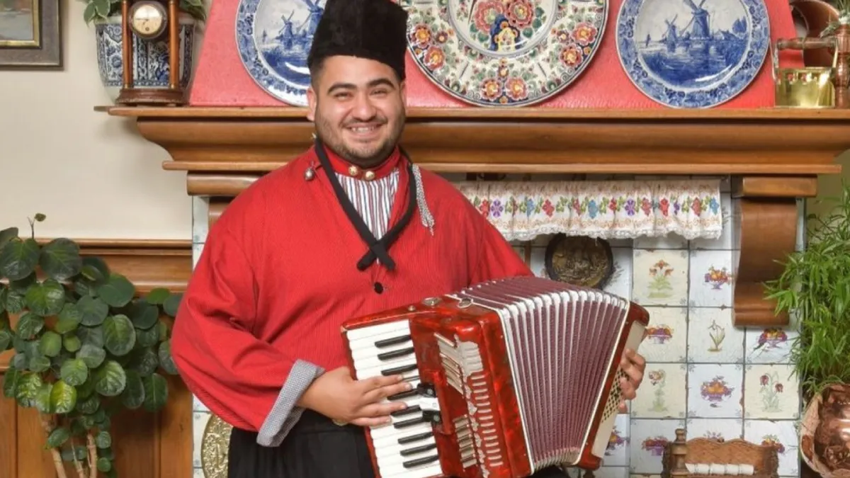 Ammar is veel te Nederlands in clip voor “Turk Uit De Kroeg”
