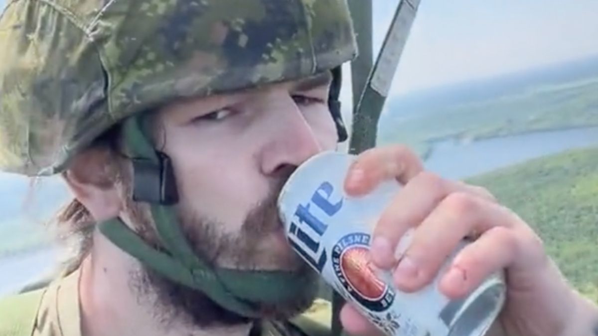Canadese paratrooper neemt even biertje tijdens zijn werkzaamheden