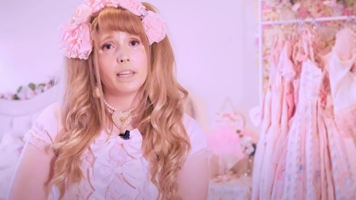 Lara gaat best ver in haar roze Japanse straat mode verhaaltje