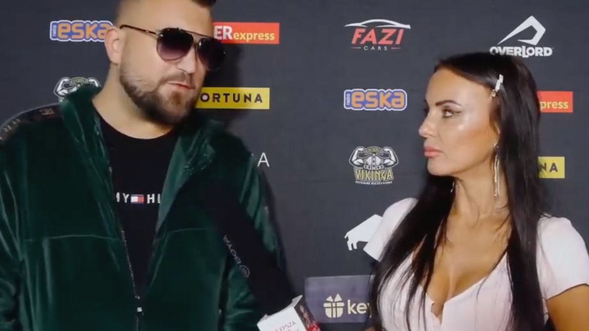 MMA-vechter Amadeusz 'Ferrari' Roslik deelt sucker-punch uit aan YouTuber tijdens interview