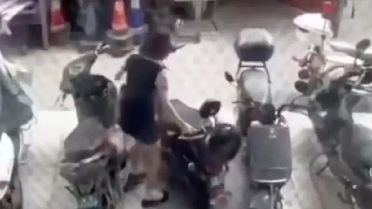 Vrouw laat zich niet gek maken door weinig ruimte om te keren