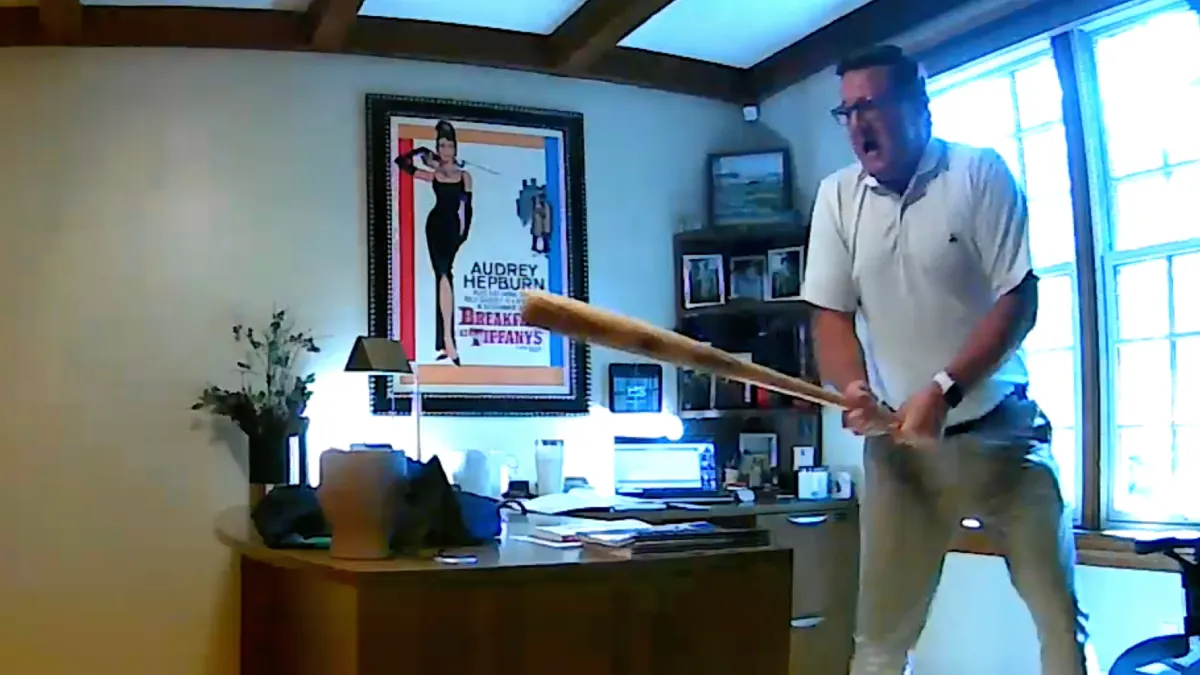 Man is nogal onder de indruk van eekhoorn die zijn kantoor bezoekt