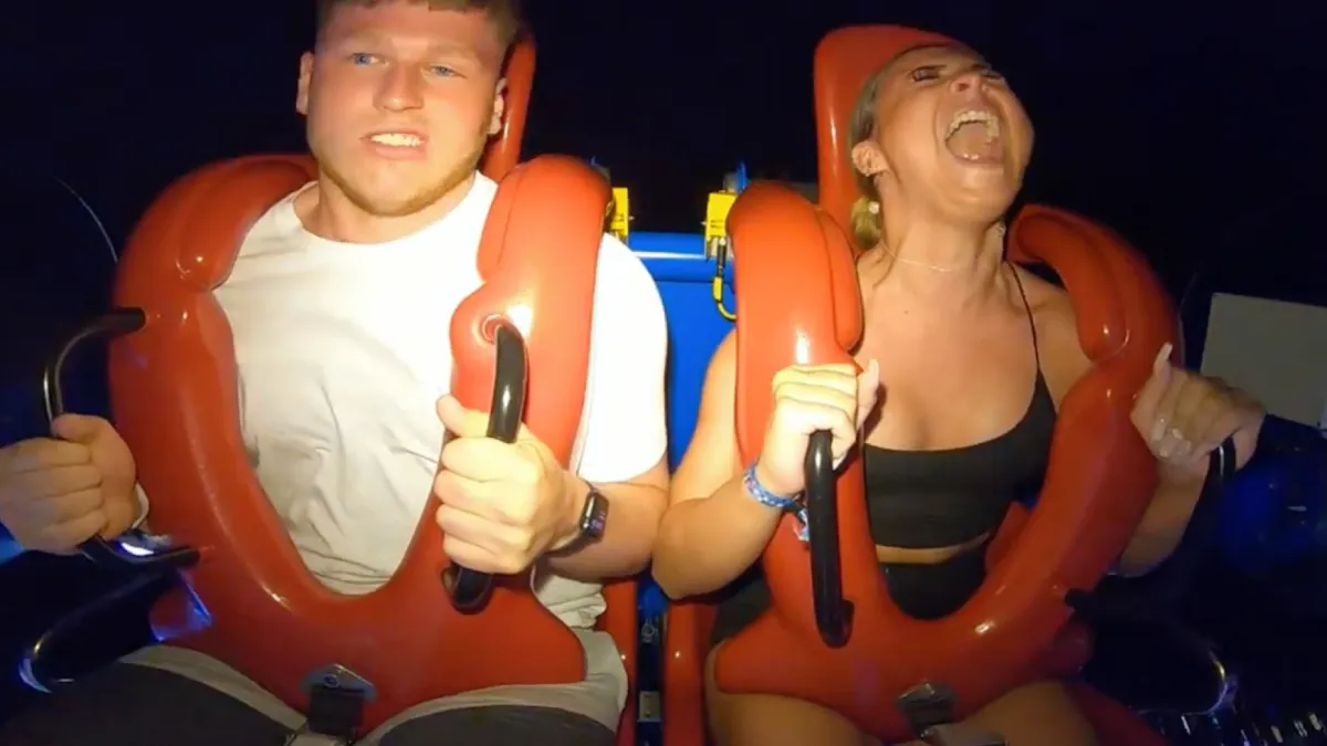 Gillende griet maakt Slingshot rit tot ware hel