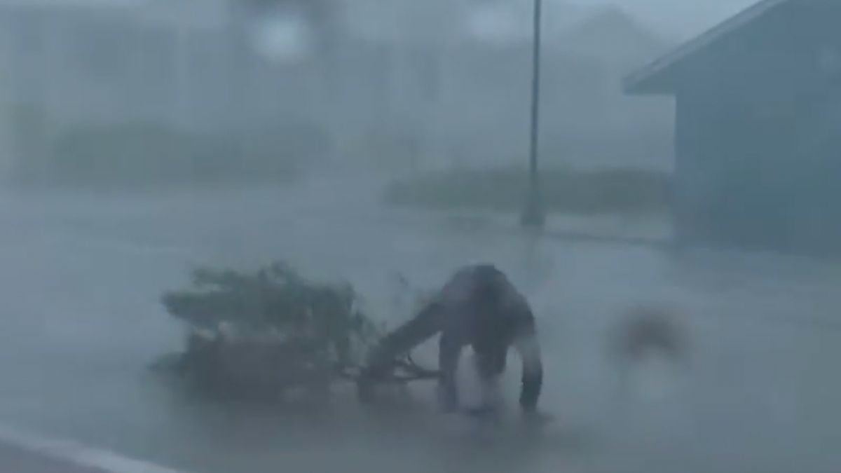 Verslaggever in Florida laat zien dat Orkaan Ian heel echt is