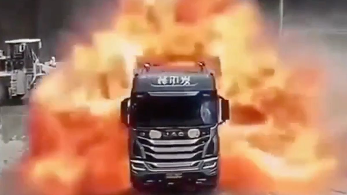 Vrachtwagenchauffeur moet rennen als zijn hydraulische systeem verandert in een vuurbal