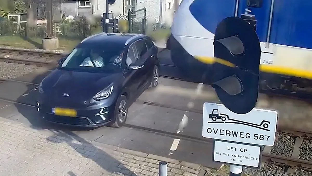 Compilatie van mensen die levensgevaarlijk gedrag vertonen rond het spoor