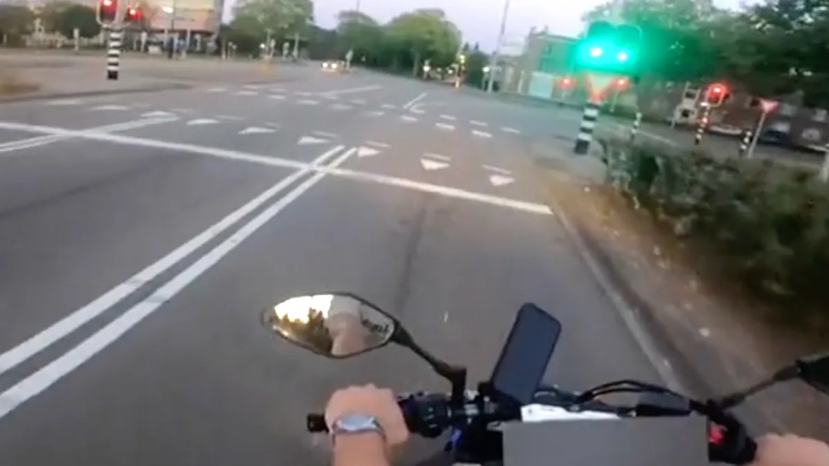 Hardrijdende motorrijder staat er ook van te kijken dat politieauto doorrijdt