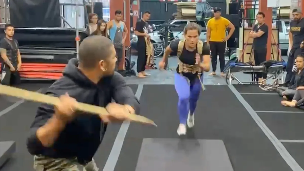 Klap met stok tijdens stuntvrouw training lijkt levensecht